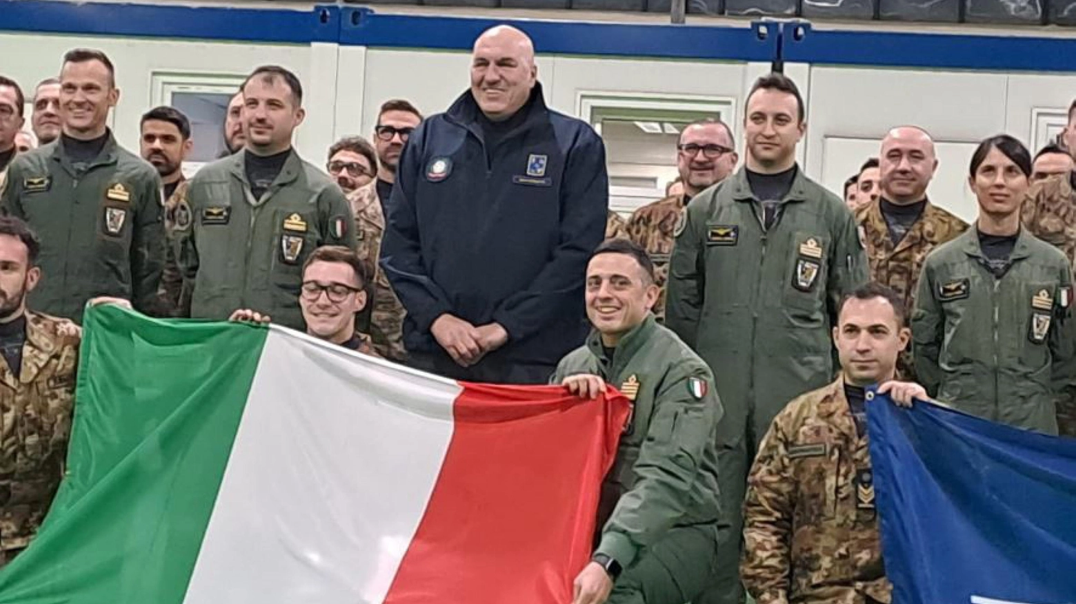 Il ministro Crosetto fra i militari italiani