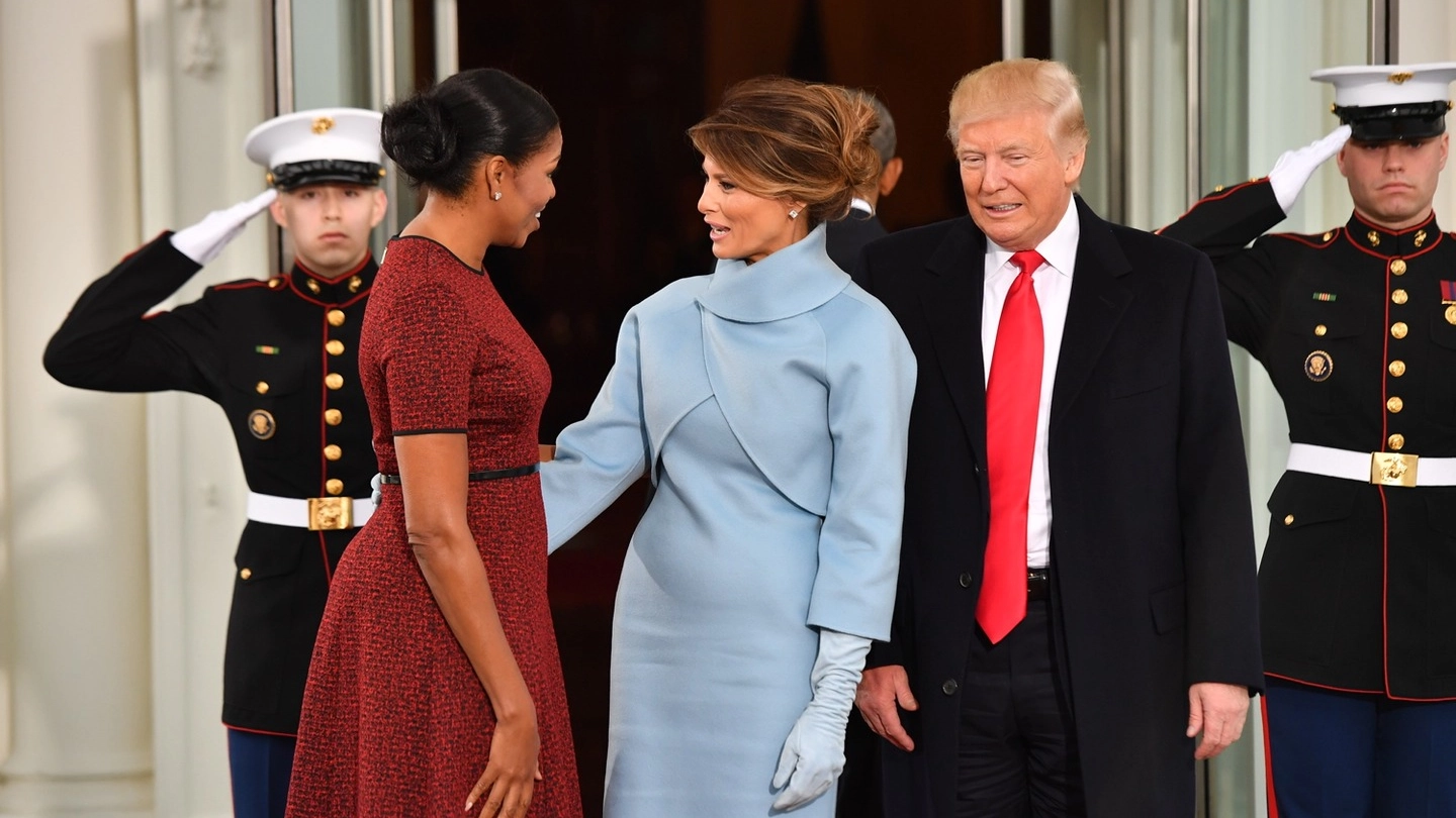 Melania Trump e Michelle Obama all'insediamento di Trump (LaPresse)