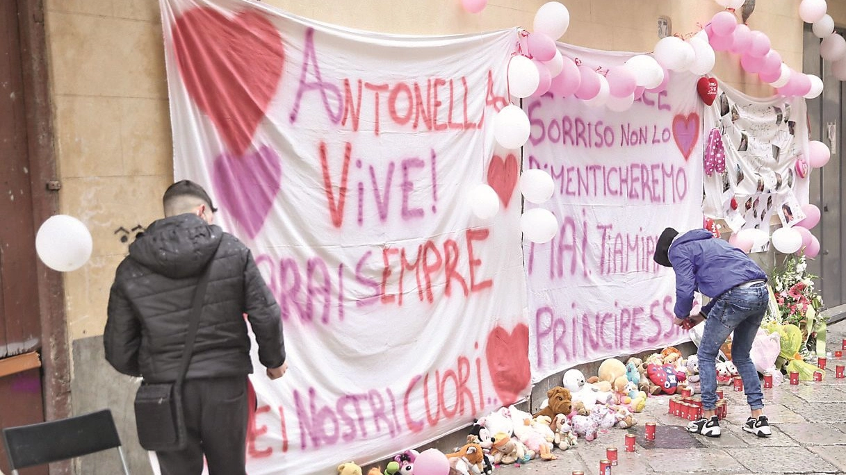 Gli striscioni per ricordare Antonella Sicomoro, suicida a 10 anni