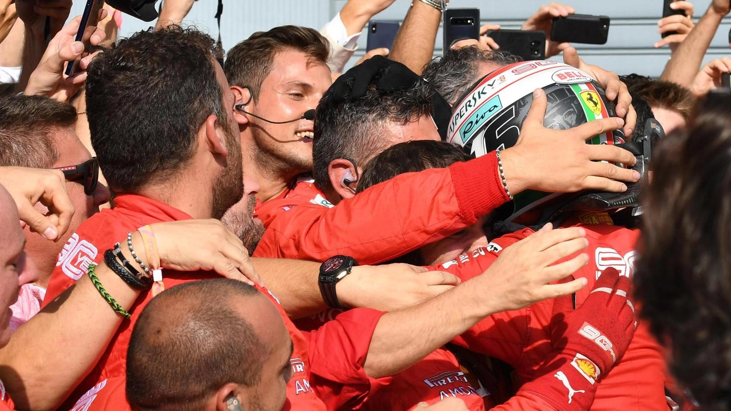 La scuderia Ferrari celebra Charles Leclerc (Ansa)