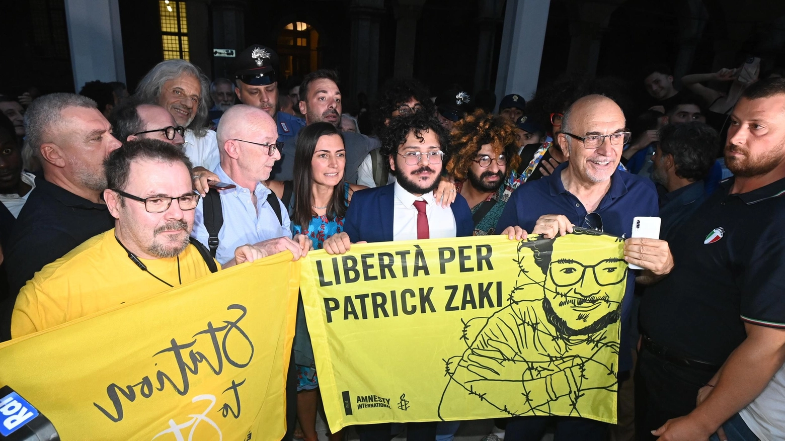 Zaki ringrazia la sua Bologna  "Adesso giustizia per Regeni"  Migliaia in piazza a festeggiarlo