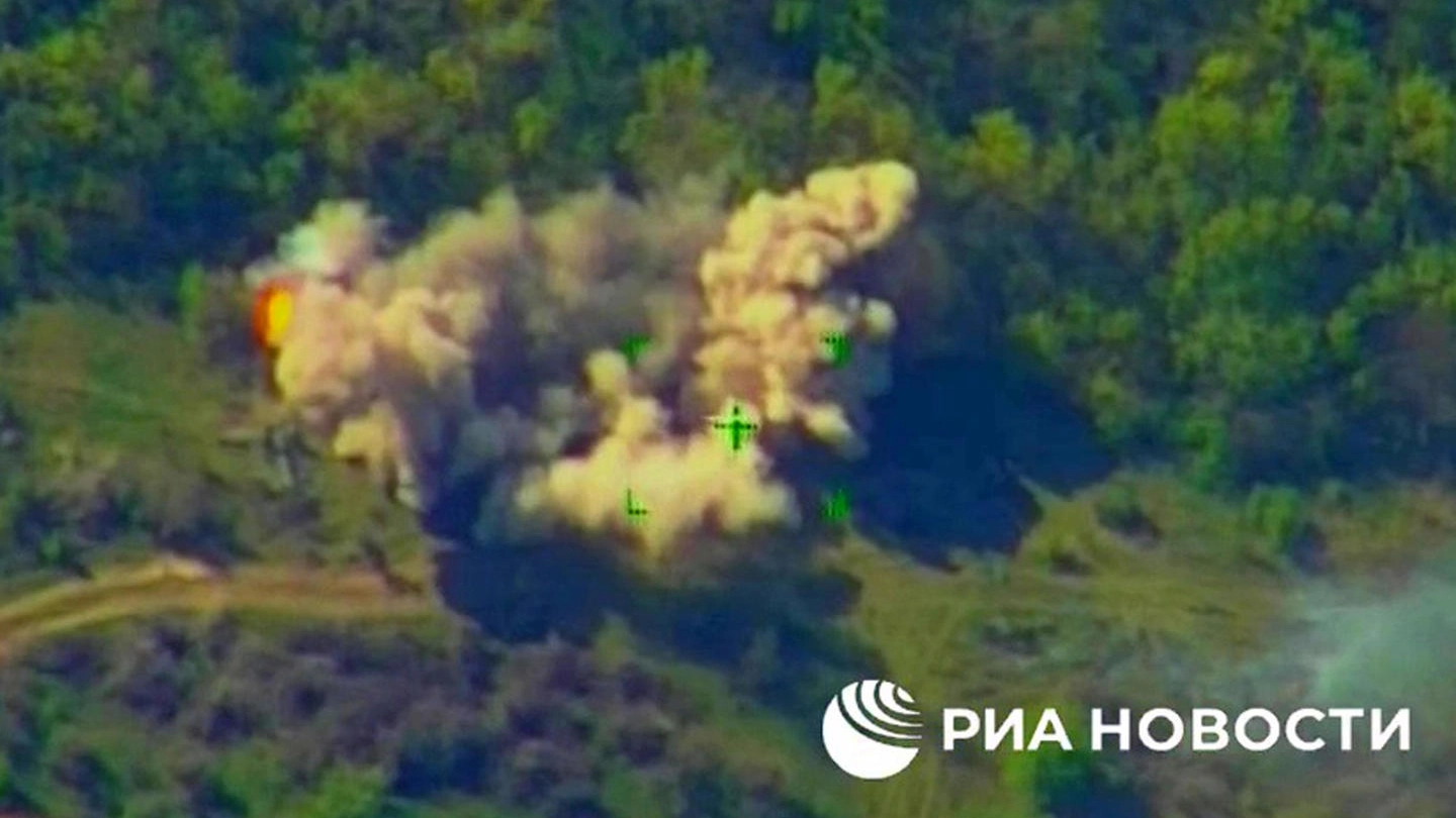 Un fermo immagine del video pubblicato da Mosca: colpiti obici italiani in Ucraina (Ansa)