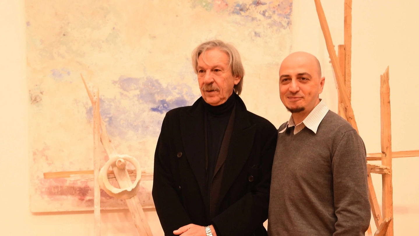 Franco Guerzoni con Gianfranco Maraniello, direttore del Mambo, durante l’allestimento (fotoSchicchi)