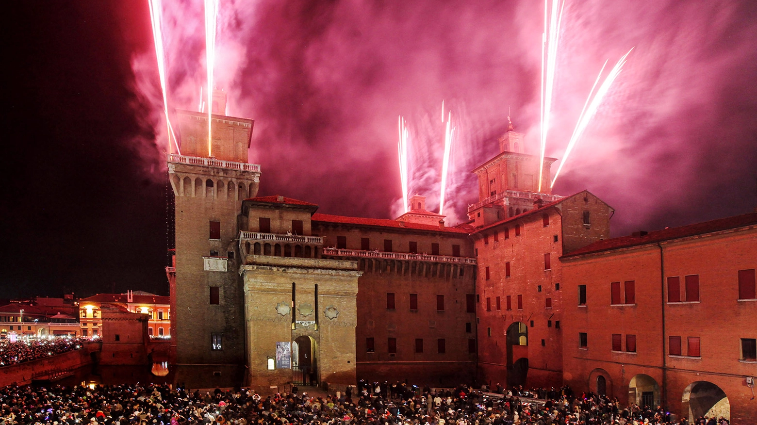 Ferrara, fuochi al Castello Estense per Capodanno (Luna)  