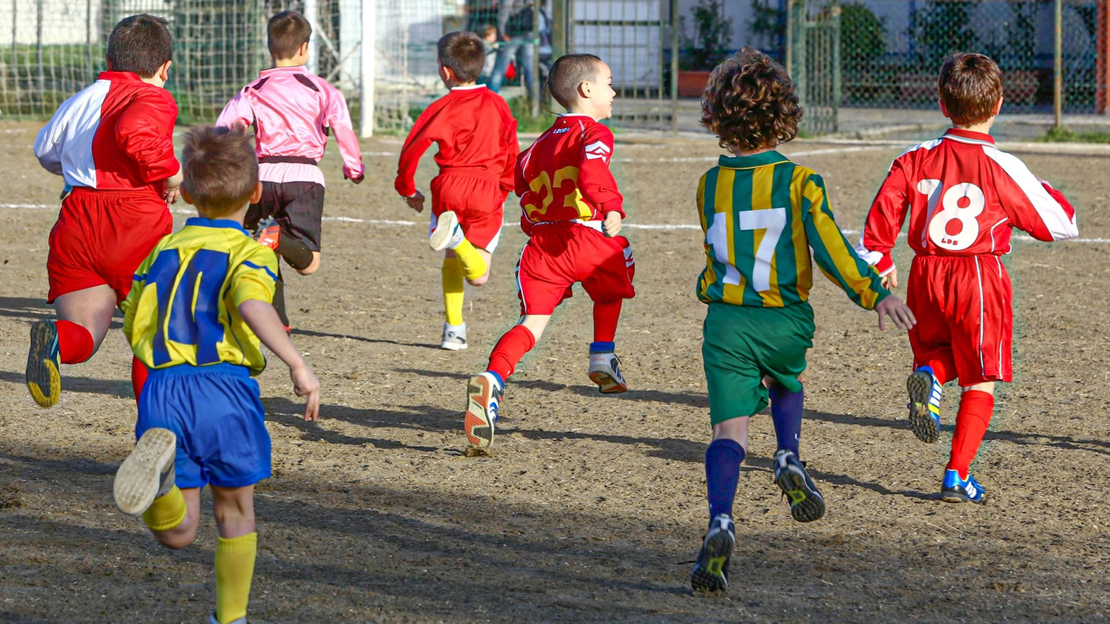 Bambini giocano a calcio (immagini di repertorio)