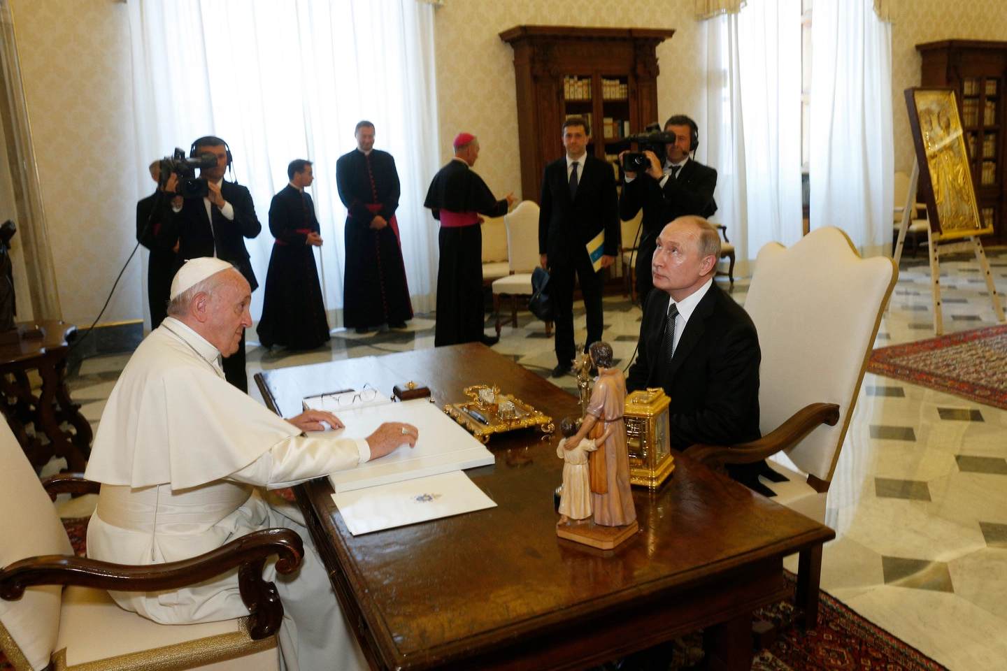 L'incontro tra Papa Francesco e Vladimir Putin (Imagoeconomica)