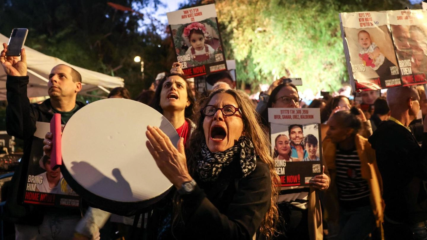 I parenti degli ostaggi israeliani hanno manifestato davanti al palazzo dell’Unicef a Tel Aviv