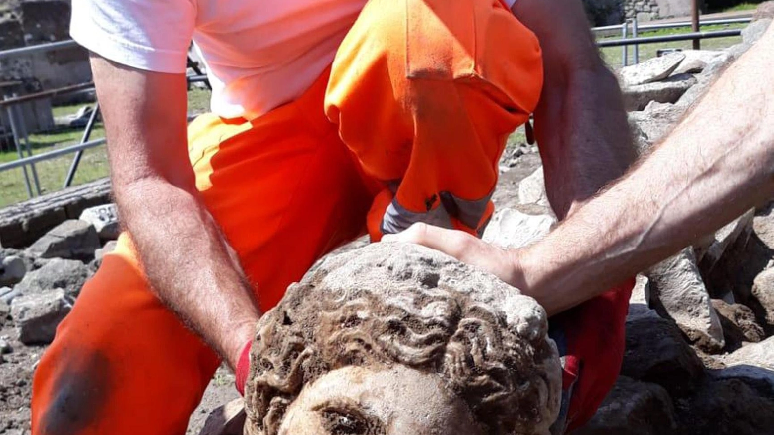 La testa marmorea ritrovata al Foro romano (Ansa)