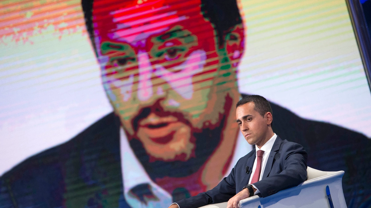 Luigi Di Maio, sullo sfondo Matteo Salvini (Imagoeconomica)