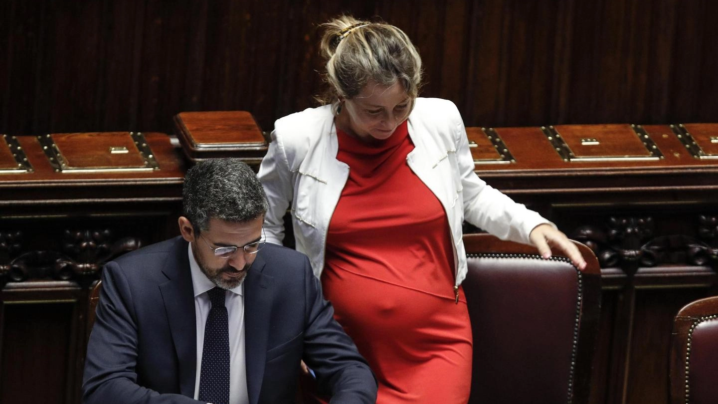 Milleproroghe, i ministri Fraccaro e Grillo alla Camera (Ansa)