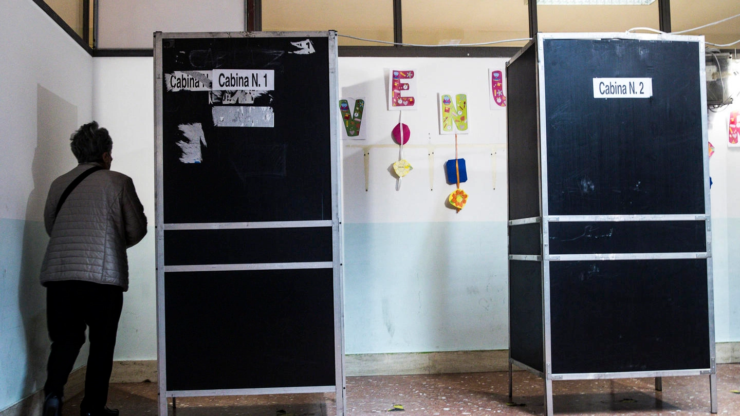 Le operazioni di voto per il ballottaggio alle elezioni amministrative (Ansa)