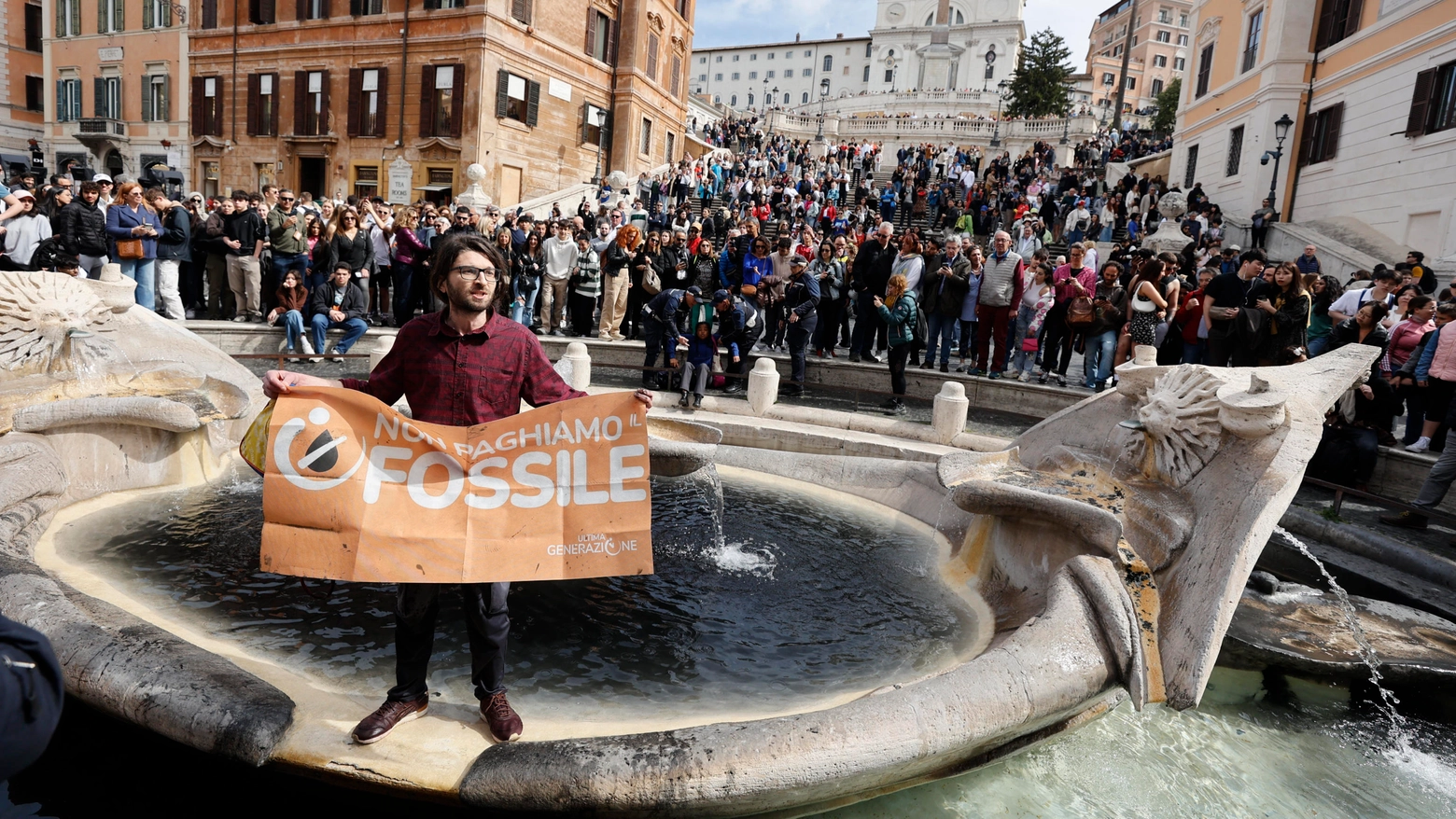 Blitz attivisti a Roma, liquido nero nella celebre fontana della Barcaccia a piazza di Spagna