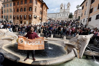 Roma, blitz attivisti in piazza di Spagna: liquido nero nella fontana della Barcaccia / FOTO e VIDEO