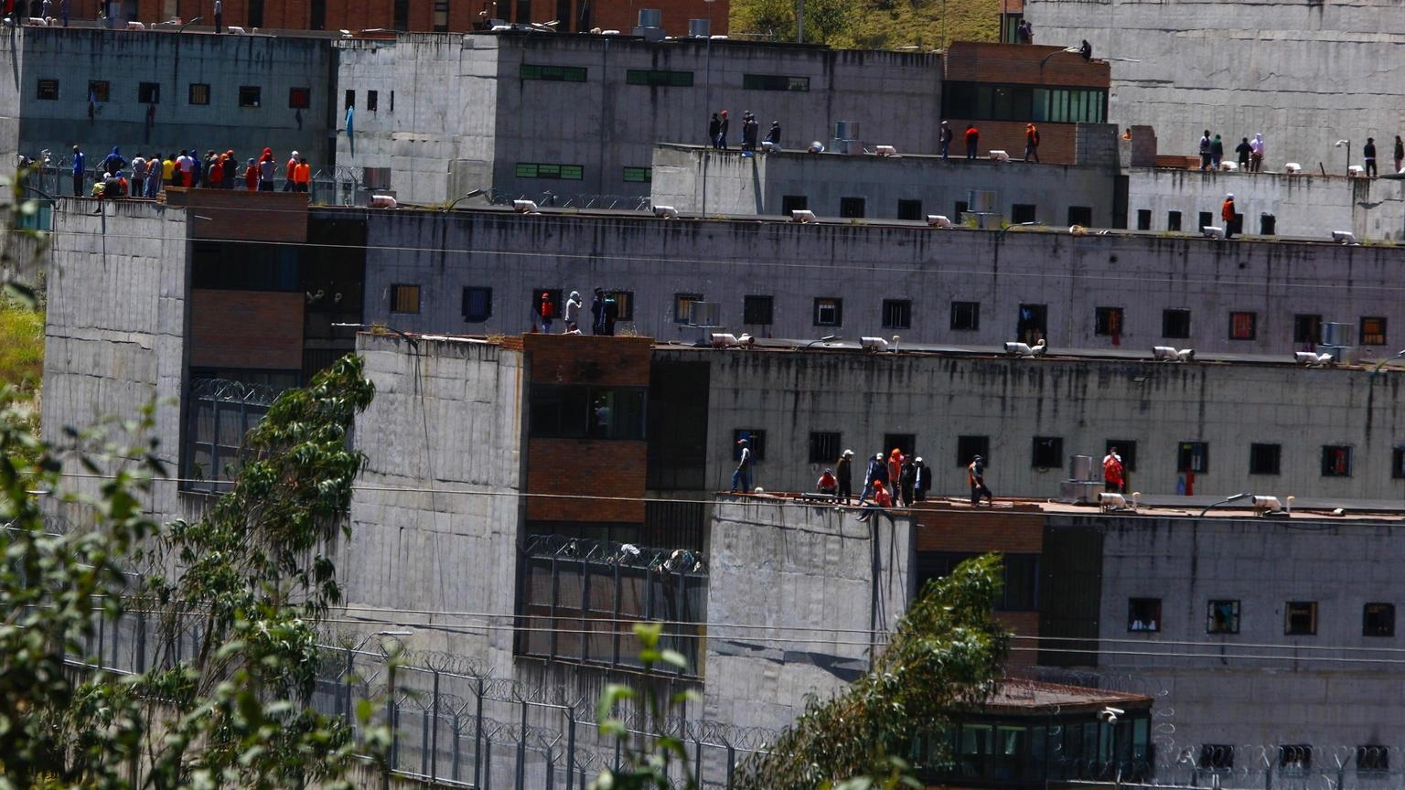 Ecuador, detenuti prendono in ostaggio 57 agenti