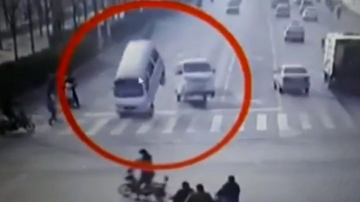 Cina, tre automezzi decollano al semaforo (da youtube)