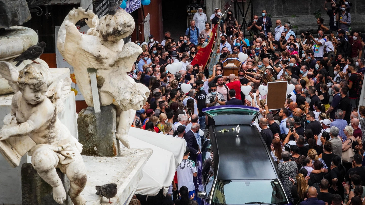 Funerali di Emanuele Melillo, l'autista di 32 anni deceduto nel grave incidente a Capri 