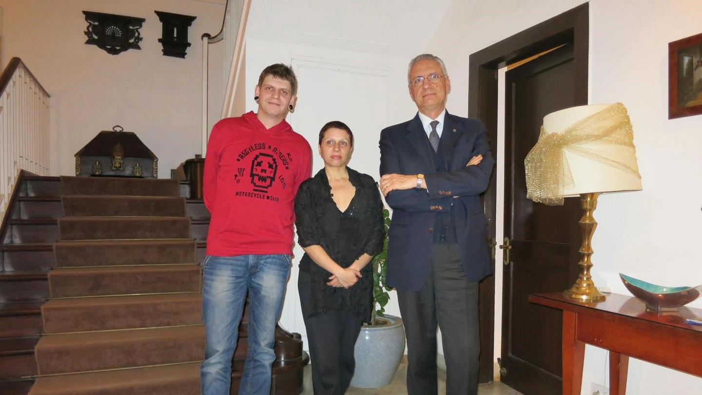 Tomaso Bruno e Elisabetta Boncompagni con l'ambasciatore d'Italia Daniele Mancini (Ansa)