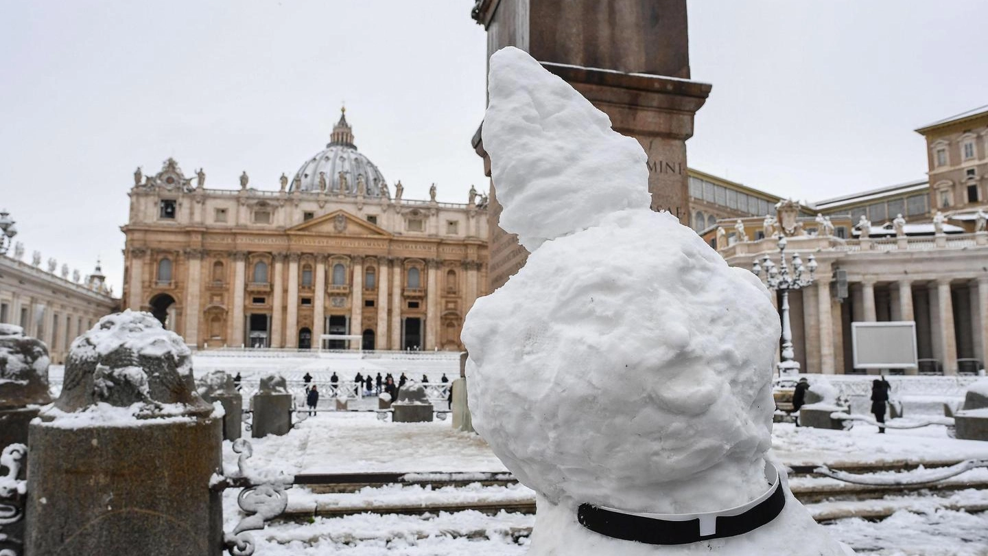 Neve a Roma, pupazzo a Piazza San Pietro (Ansa)