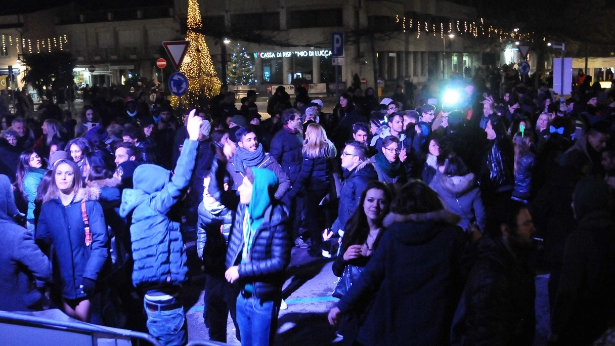 Grande festa di San Silvestro in piazza: ma è quella di Marina di Massa. A Carrara quest’anno non è stato organizzato nessun evento ed è polemica