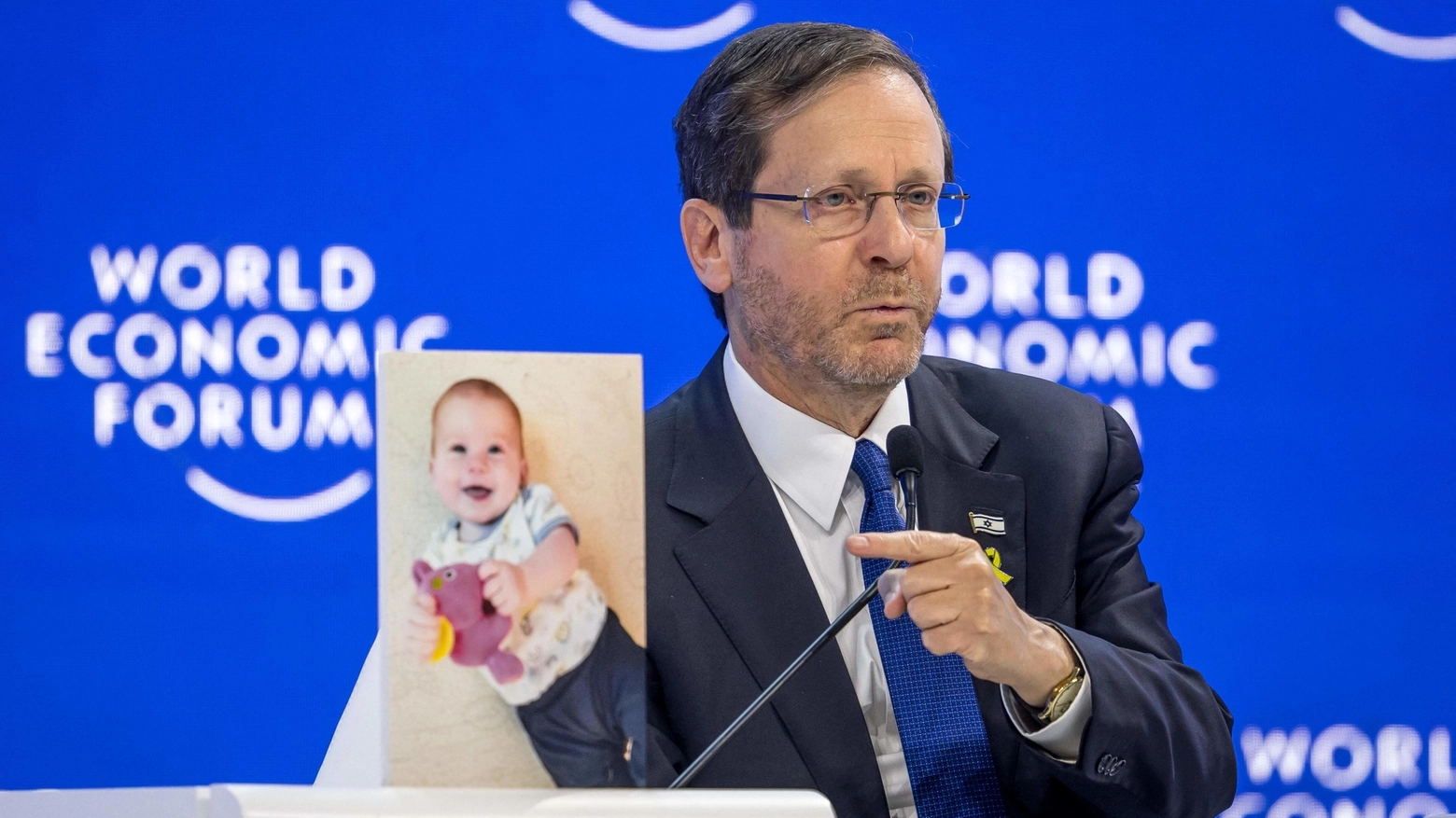 Il presidente di Israele, Isaac Herzog, ha parlato al World Economic Forum di Davos con una foto di Kfir Bibas: il neonato ostaggio di Hamas