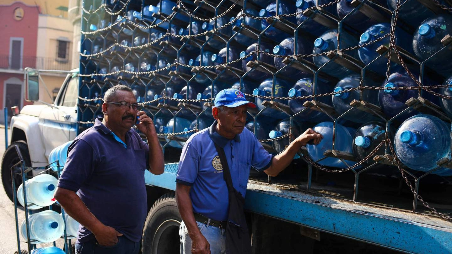 Caracas, autobotti distribuiscono acqua potabile