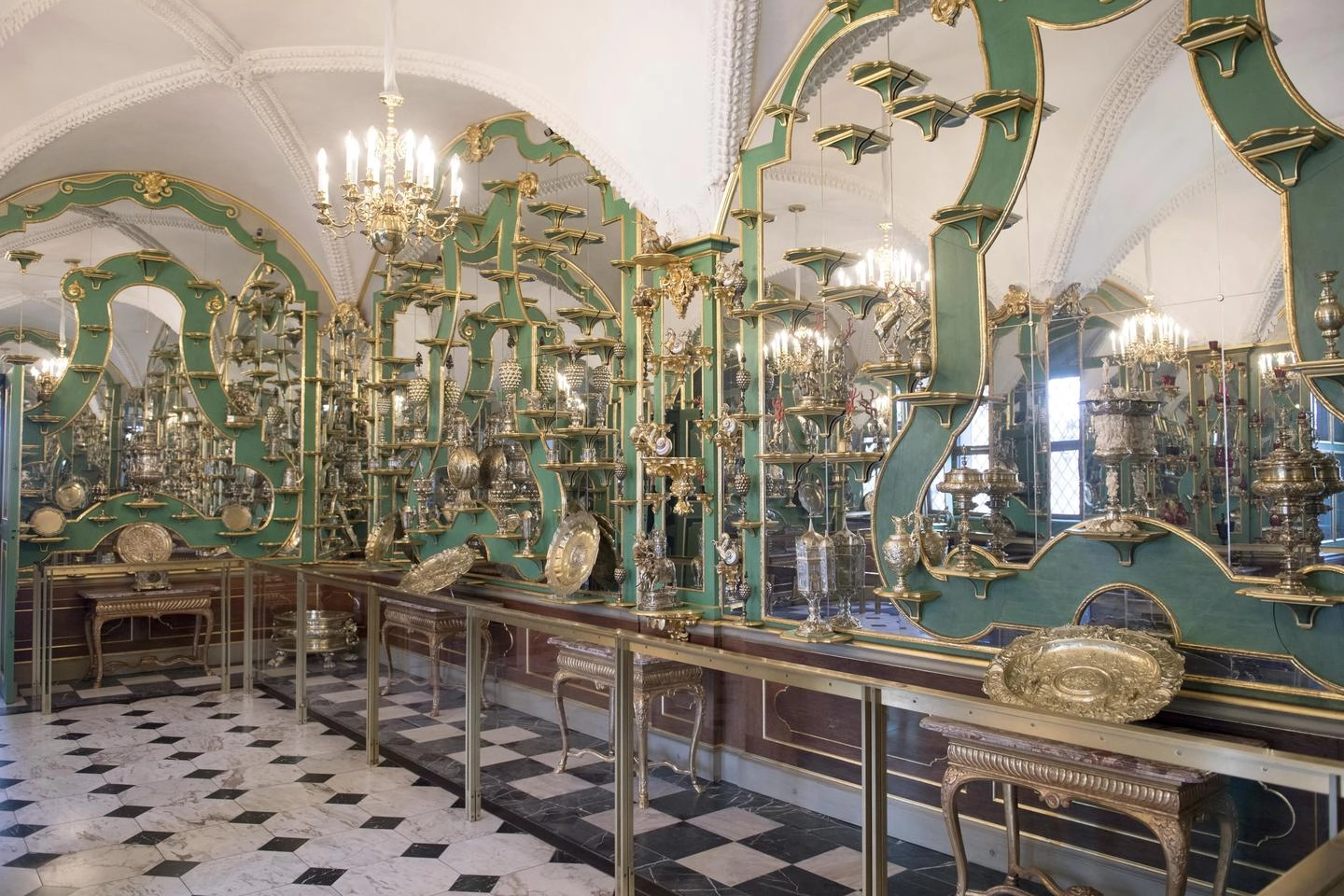 La famosa sala dalle volte verdi del castello di Dresda (Ansa)