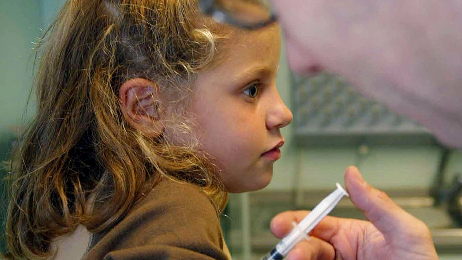 Una bambina viene vaccinata (Ansa)