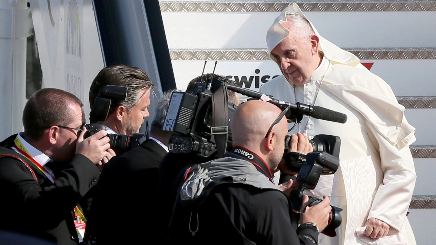 Papa Francesco arriva a Dublino (Lapresse)