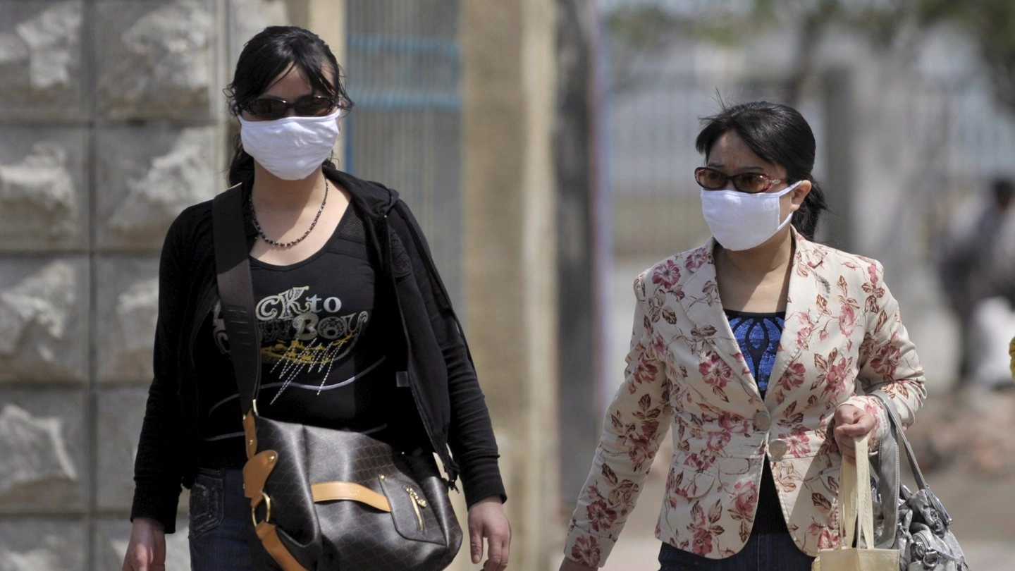 Maschere per evitare contagi indossate nel nord della Cina (Ansa)