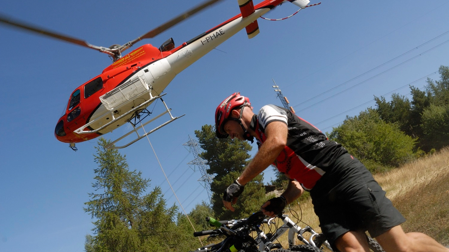 Courmayeur, in elicottero poi giù in bici