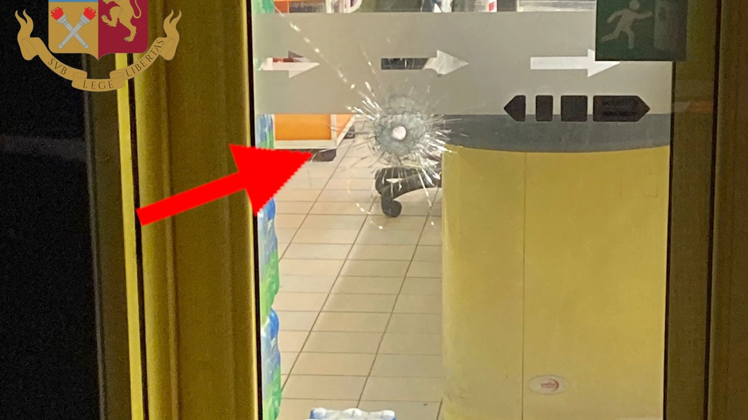 La vetrina del supermercato di via Corleone colpita dal proiettile diretto al vigilante
