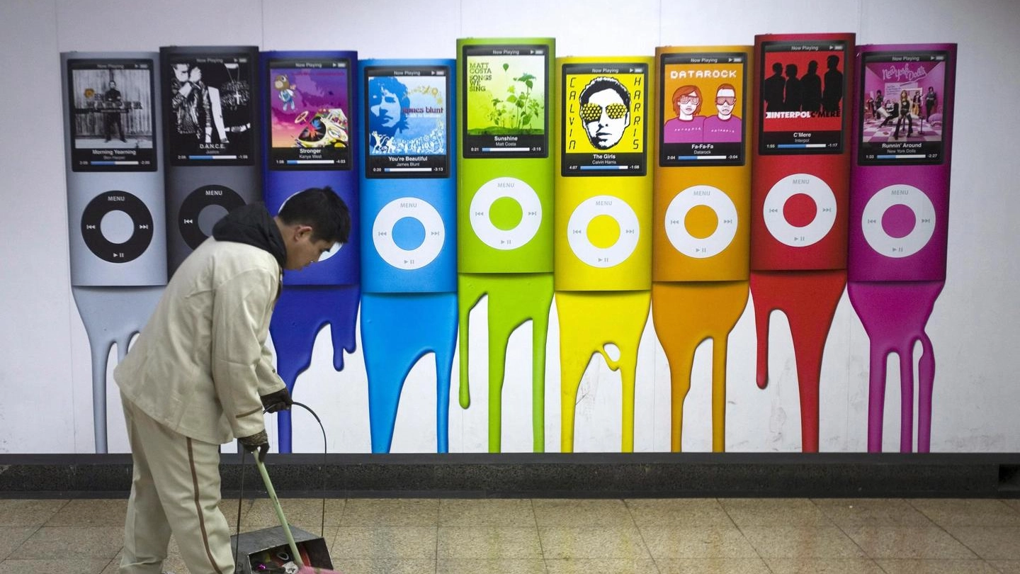 Un pannello pubblicitario di iPod nano del 2009 nella metro di Beijing, in China (Ansa)