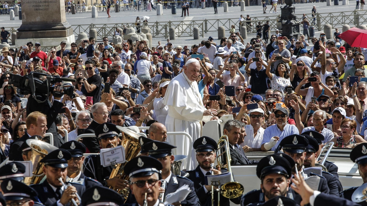 Papa Francesco in piazza San Pietro dietro la banda della penitenziaria