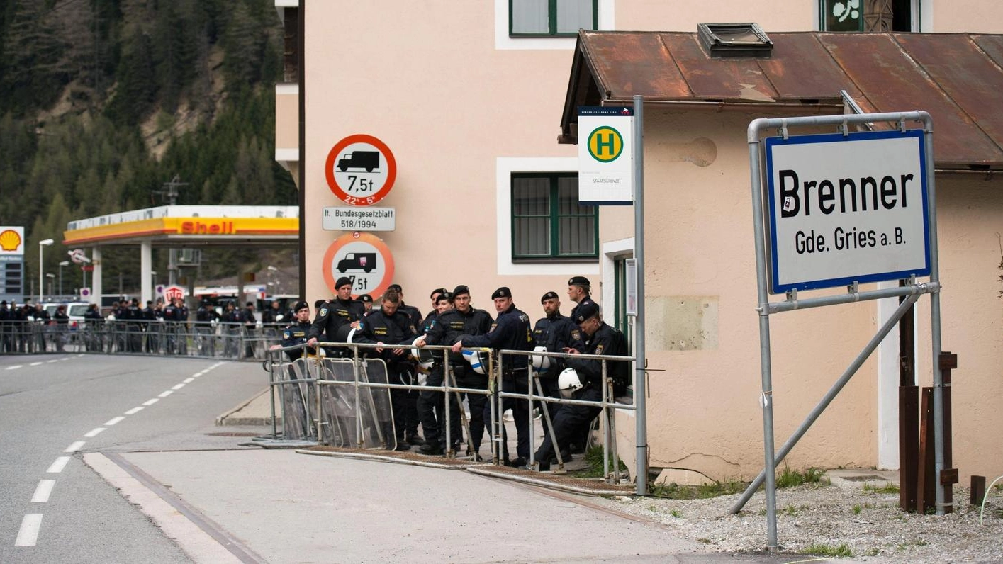 Militari al confine con il Brennero (Ansa)