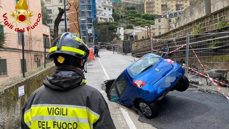 L'intervento dei Vigili del fuoco a Napoli per estrarre l'auto caduta nella voragine