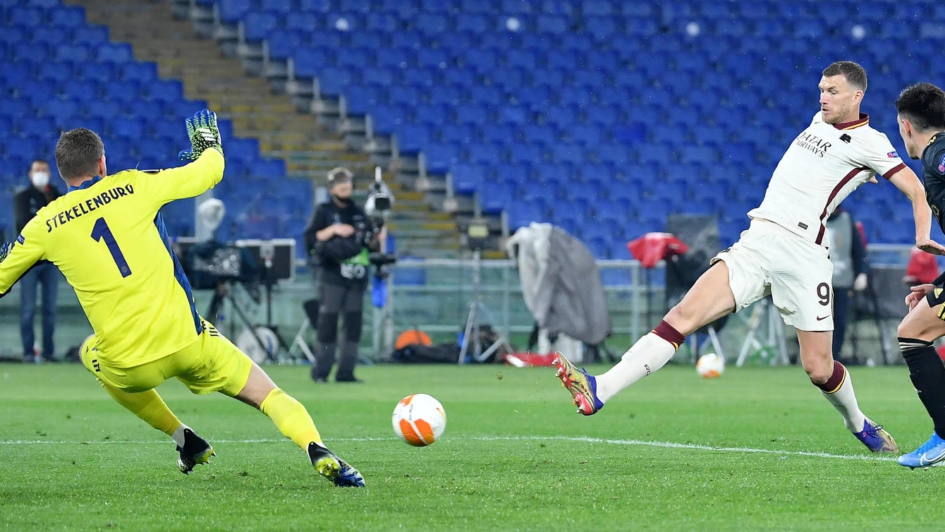 Il gol di Edin Dzeko contro l'Ajax (Ansa)