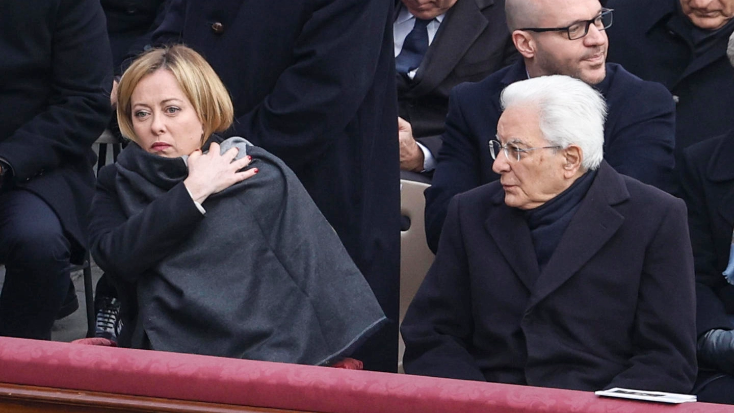 Sergio Mattarella e Giorgia Meloni ai funerali di Benedetto XVI (Ansa)
