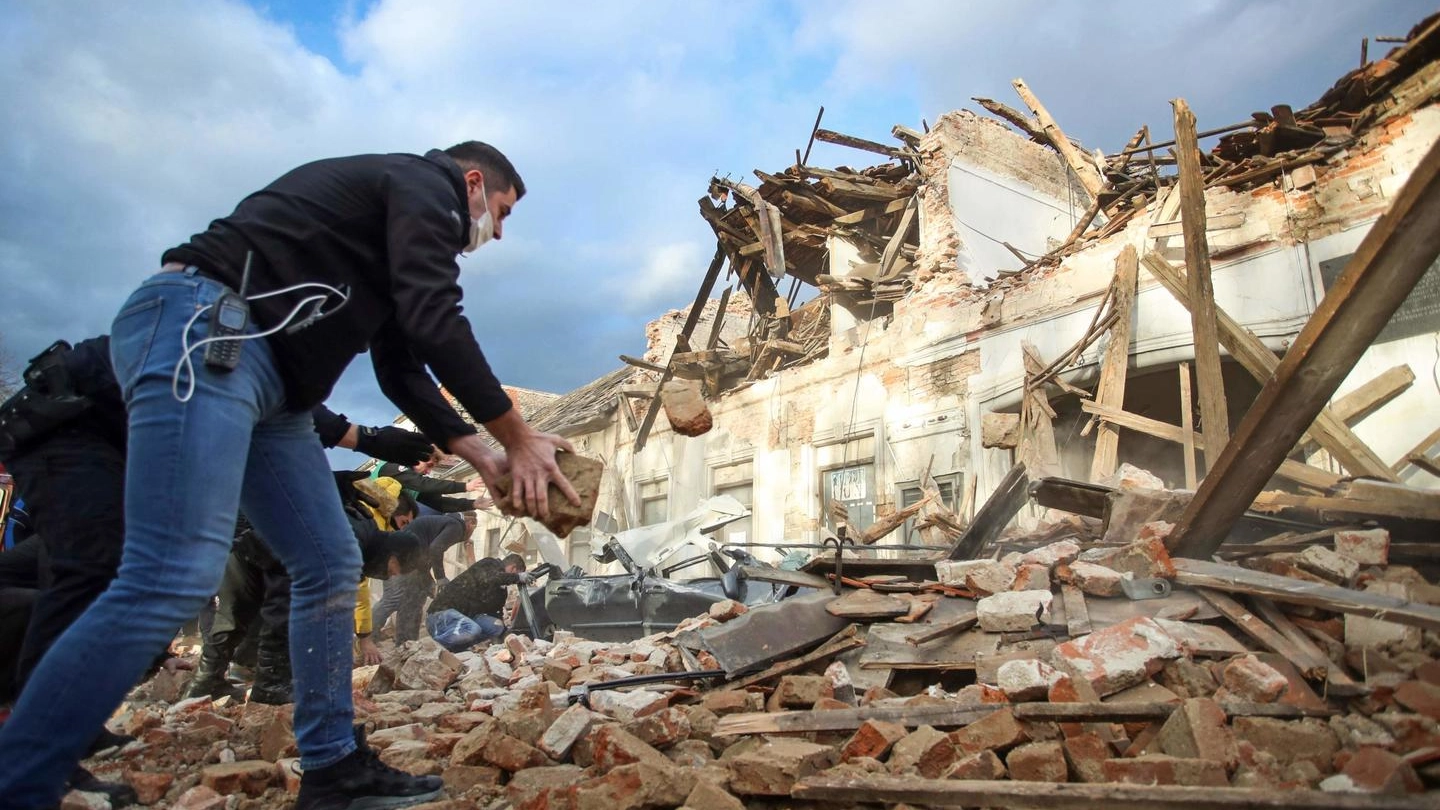Croazia, un edificio crollato a causa del terremoto a Petrinja (Ansa)