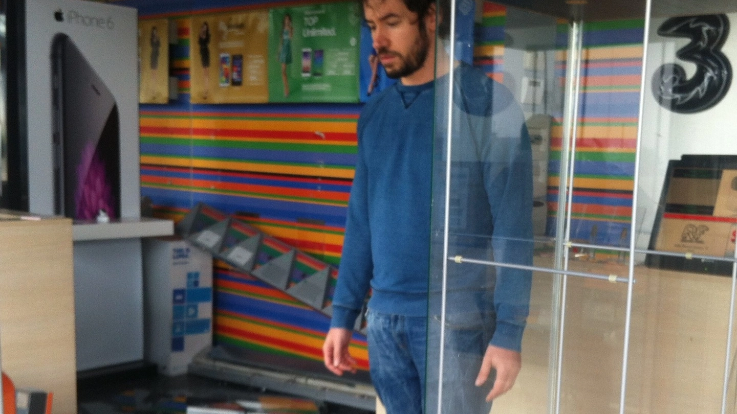 Cesenatico, il titolare nel negozio 3 Store devastato dai ladri (Foto Mascellani)