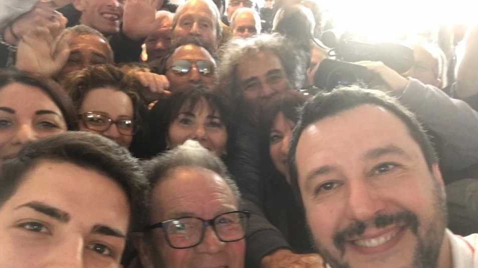 Salvini, selfie da Lampedusa (Facebook)