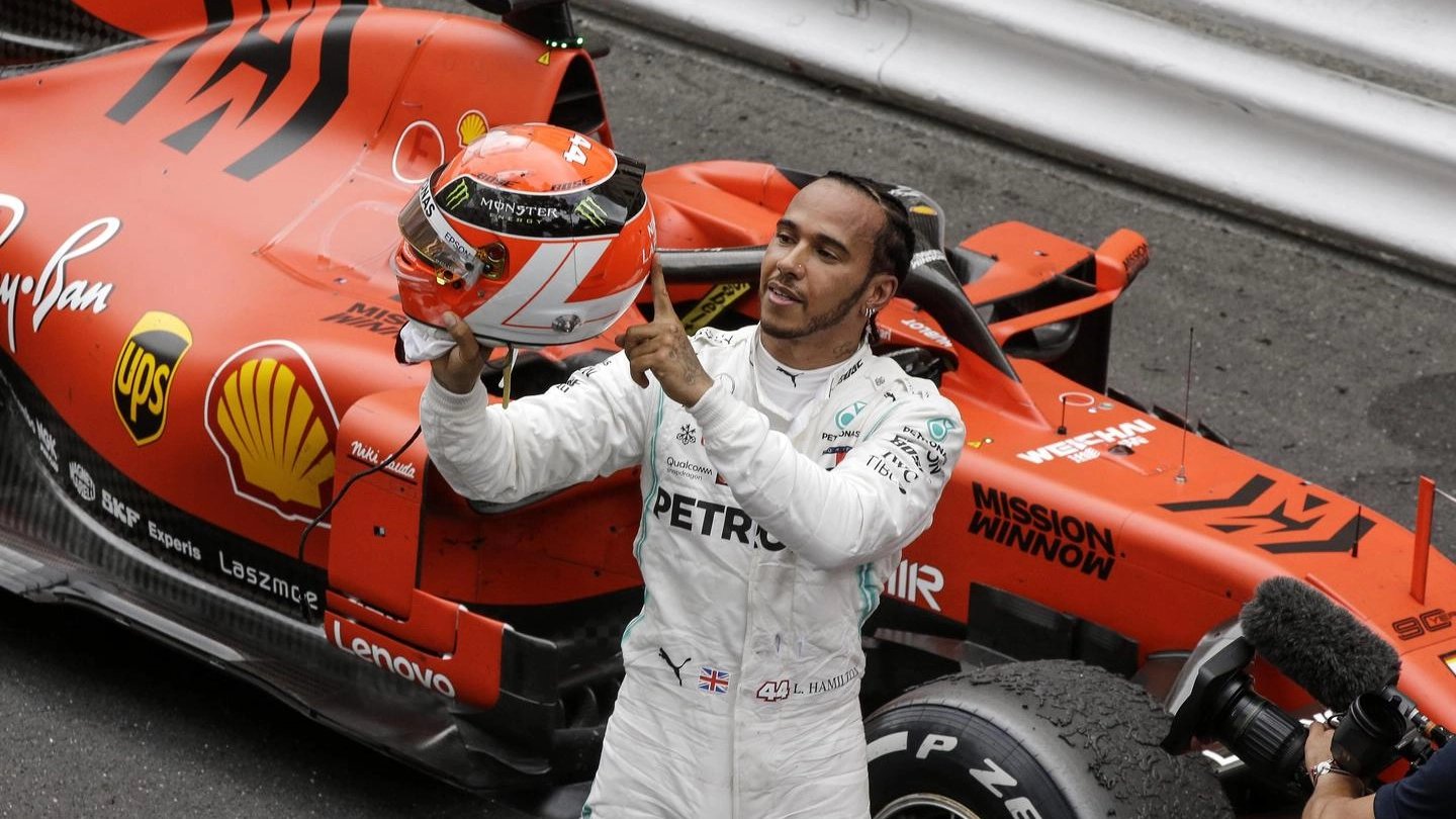 Lewis Hamilton mostra il casco con cui omaggia Niki Lauda (Ansa)
