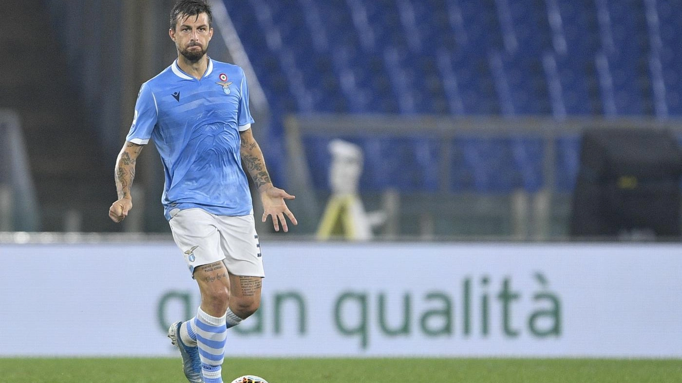 Francesco Acerbi con la maglia della Lazio