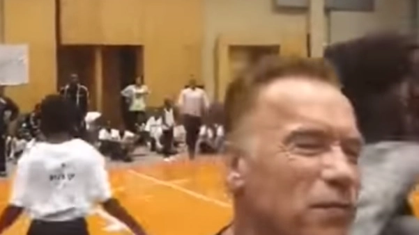L'aggressione ad Arnold Schwarzenegger ripresa da un fan