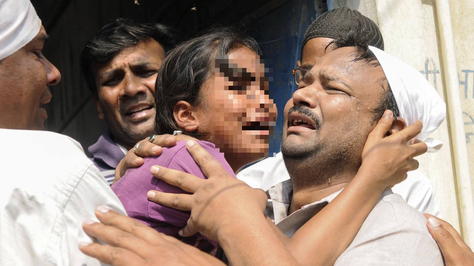 La sorella della 16enne stuprata e bruciata viva morta dopo 24 ore di agonia (AFP)