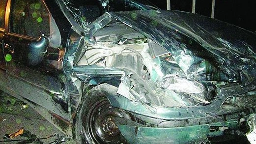 Una delle auto distrutte nell'incidente di Ponte Enza