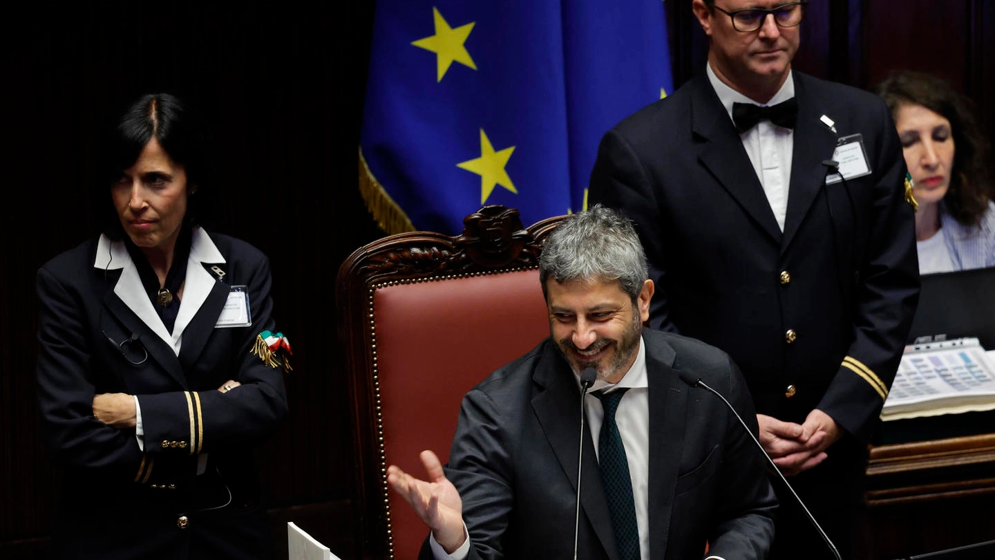 Il presidente della Camera Roberto Fico durante le votazioni sul Decreto Aiuti-bis (Ansa)