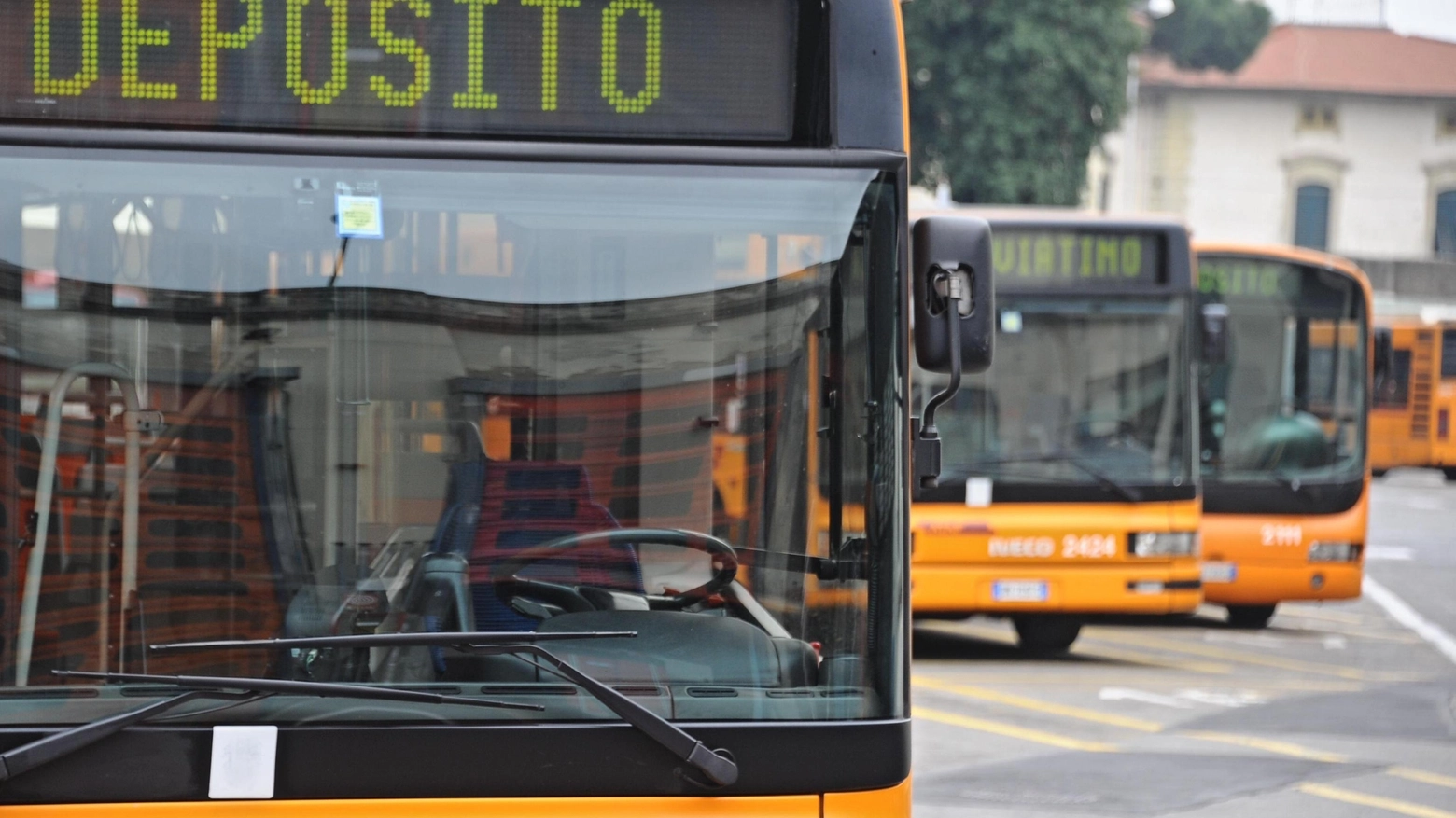 Autobus fermi al deposito (foto di repertorio)