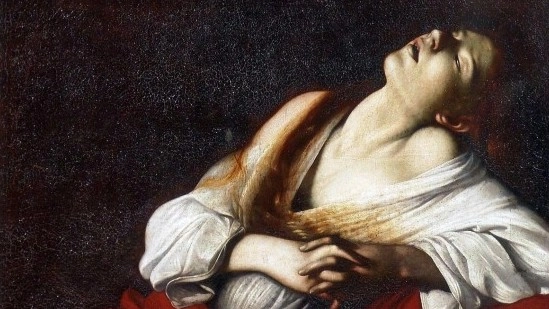 Mina Gregori, massima studiosa di Caravaggio, allieva di Roberto Longhi. Sopra, la“Maddalena in estasi” di proprietà di un collezionista privato, che la storica dell’arte ha attribuito a Michelangelo Merisi