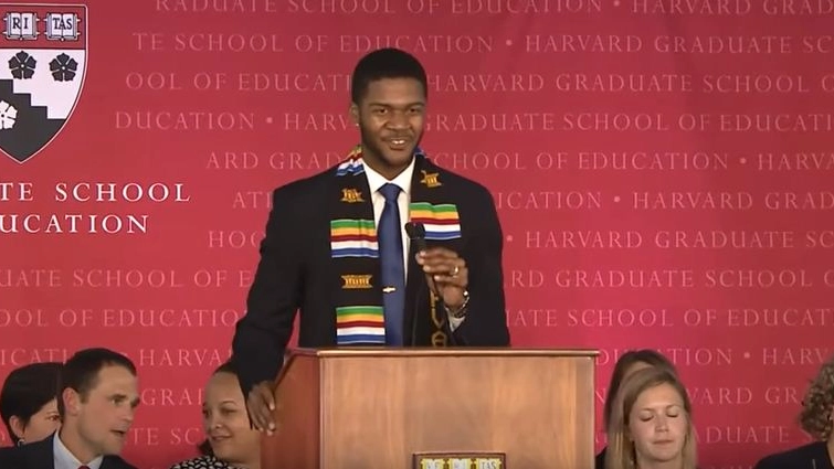 Donovan Livingston durante il discorso ad Harvard