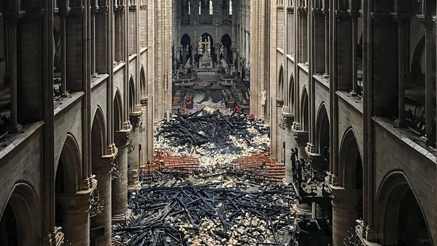 Notre Dame devastata dall'incendio (Lapresse